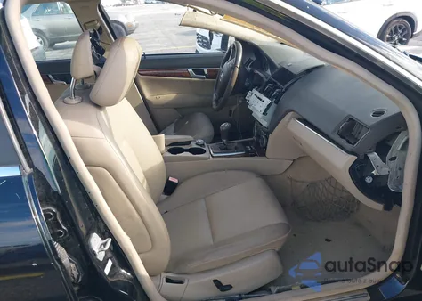 2011 Mercedes-Benz C 300 Luxury/Sport из США, поврежденный, VIN WDDGF5EB6BA525023